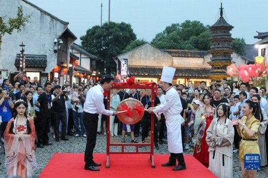 9月27日拍攝的2023年南翔國(guó)潮大會(huì)暨第十七屆上海南翔小籠文化展開(kāi)幕儀式現(xiàn)場(chǎng)。