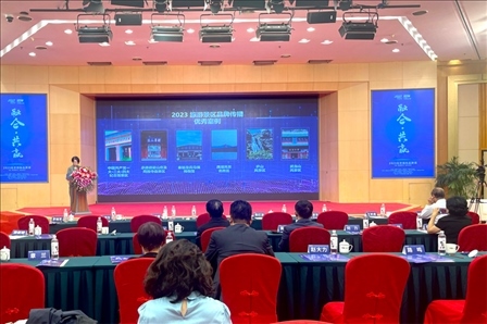 現(xiàn)場發(fā)布《2023旅游景區(qū)品牌傳播優(yōu)秀案例》。人民網(wǎng)記者 劉微攝