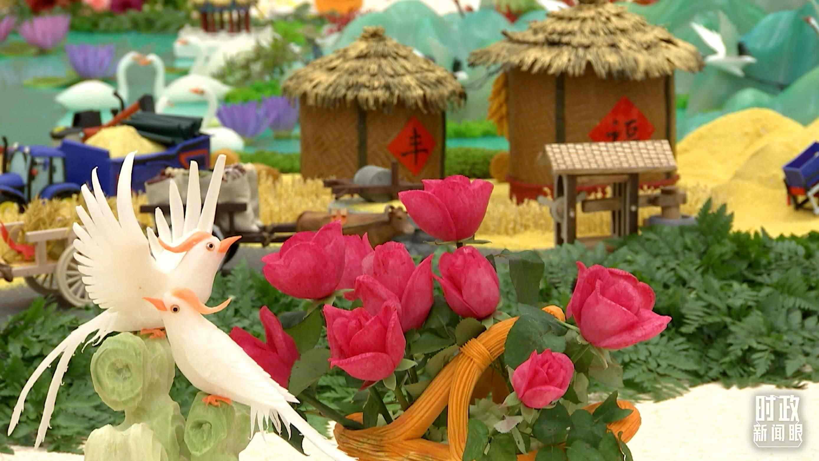 △宴會廳內(nèi)，節(jié)日氛圍濃郁。