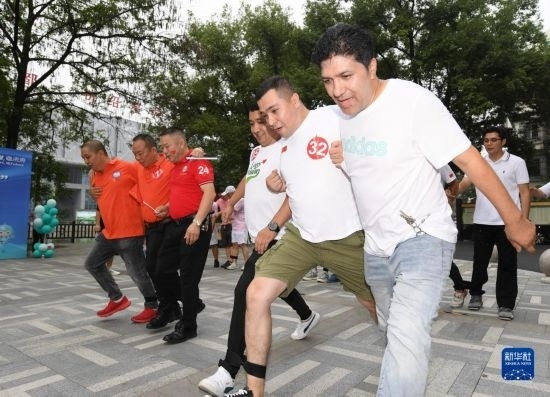 9月28日，在柯橋柯亭社區(qū)，各民族居民參加趣味運動會。