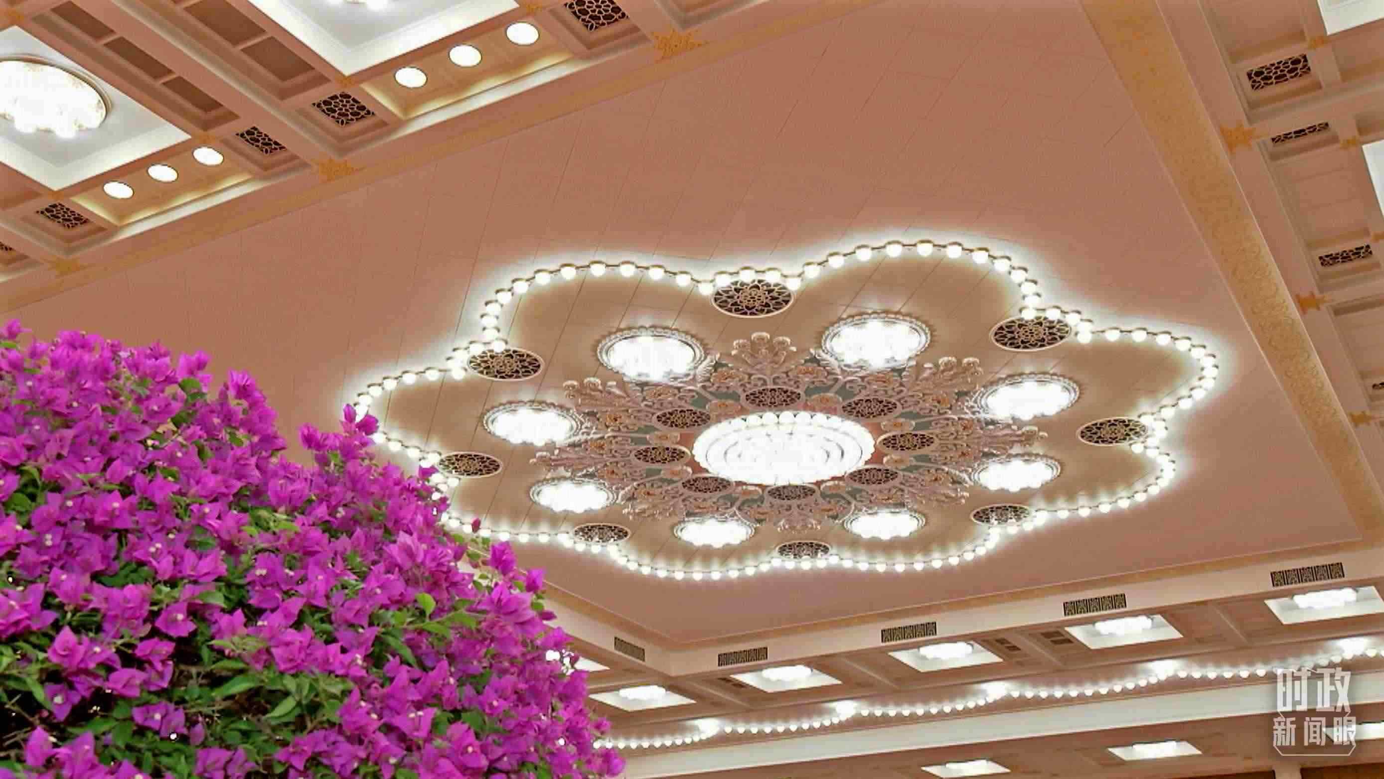 △人民大會堂宴會廳，華燈璀璨、鮮花綻放。