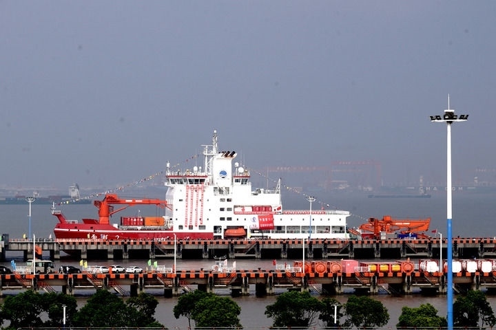 9月27日，“雪龍2”號極地科考破冰船停泊在中國極地考察國內(nèi)基地碼頭。當日，由自然資源部組織的中國第13次北冰洋科學考察隊乘“雪龍2”號極地科考破冰船返回上海，標志著中國第13次北冰洋科學考察任務圓滿完成。新華社記者 張建松 攝