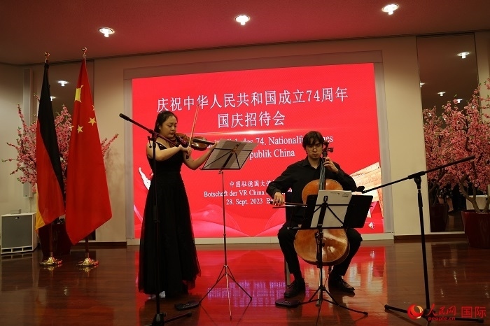 青年音樂家為來賓們現(xiàn)場演奏《我和我的祖國》。人民網(wǎng)記者 劉仲華攝