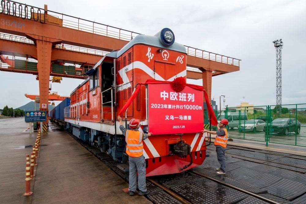 △2023年7月29日，滿載110個(gè)標(biāo)箱出口貨物的X8020次中歐班列從浙江義烏西站準(zhǔn)備啟程。