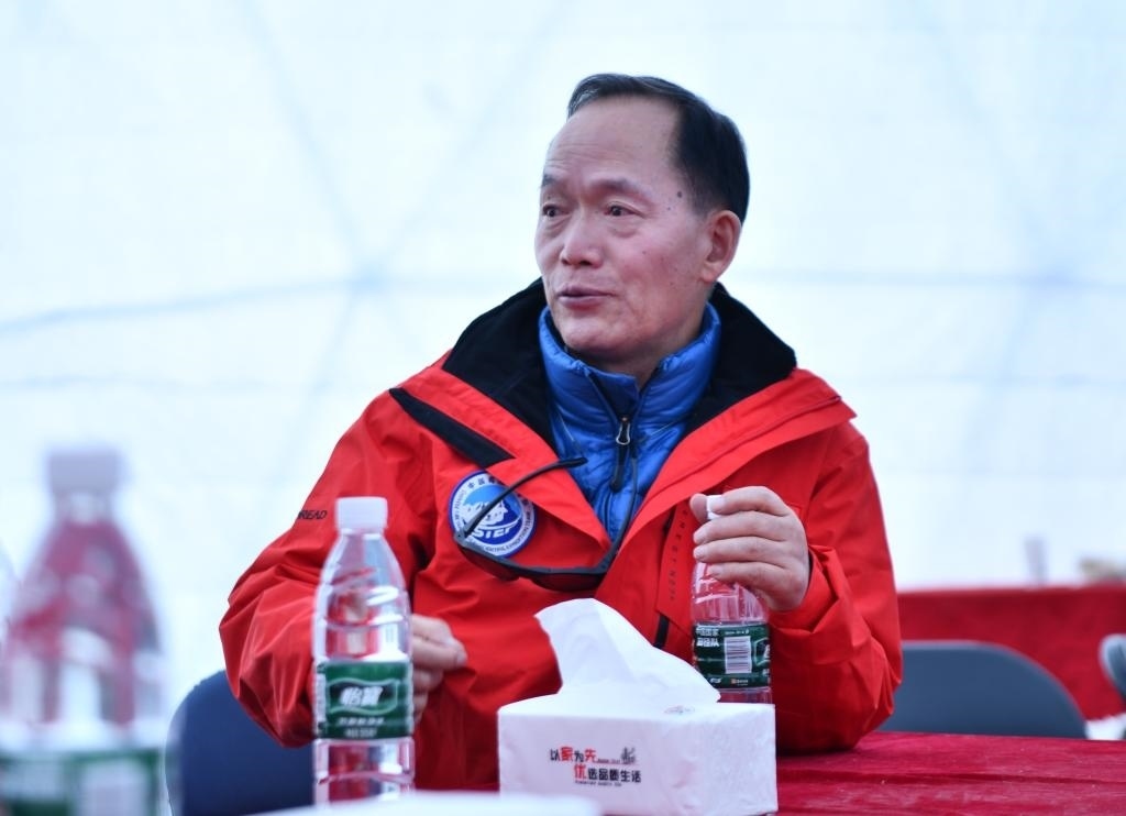 中國科學(xué)院院士、第二次青藏科考隊隊長姚檀棟在卓奧友峰登山大本營（9月29日攝）。新華社記者晉美多吉 攝