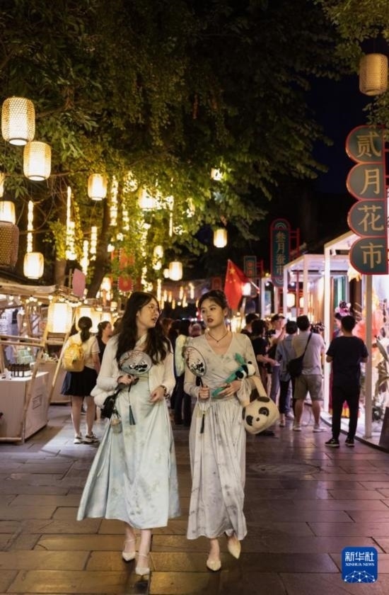 在成都寬窄巷子，兩位來自安徽的游客在新“十二月市”街區(qū)游覽（9月29日攝）。