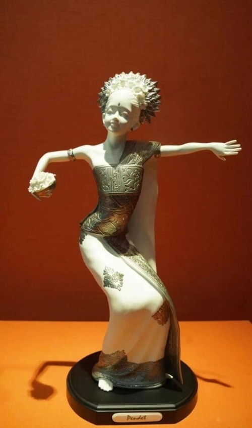 2013年10月，時(shí)任印度尼西亞總統(tǒng)蘇西洛贈(zèng)送習(xí)近平主席的鑲錫瓷塑舞者。