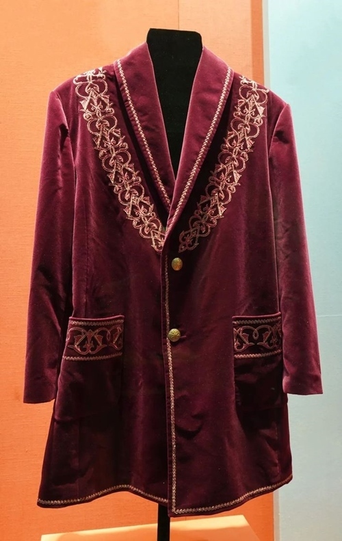 2013年9月，時(shí)任哈薩克斯坦總統(tǒng)納扎爾巴耶夫贈(zèng)送習(xí)近平主席的哈薩克斯坦民族服裝。