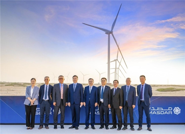 中方建設(shè)者在風(fēng)電場(chǎng)合影。中國電建供圖