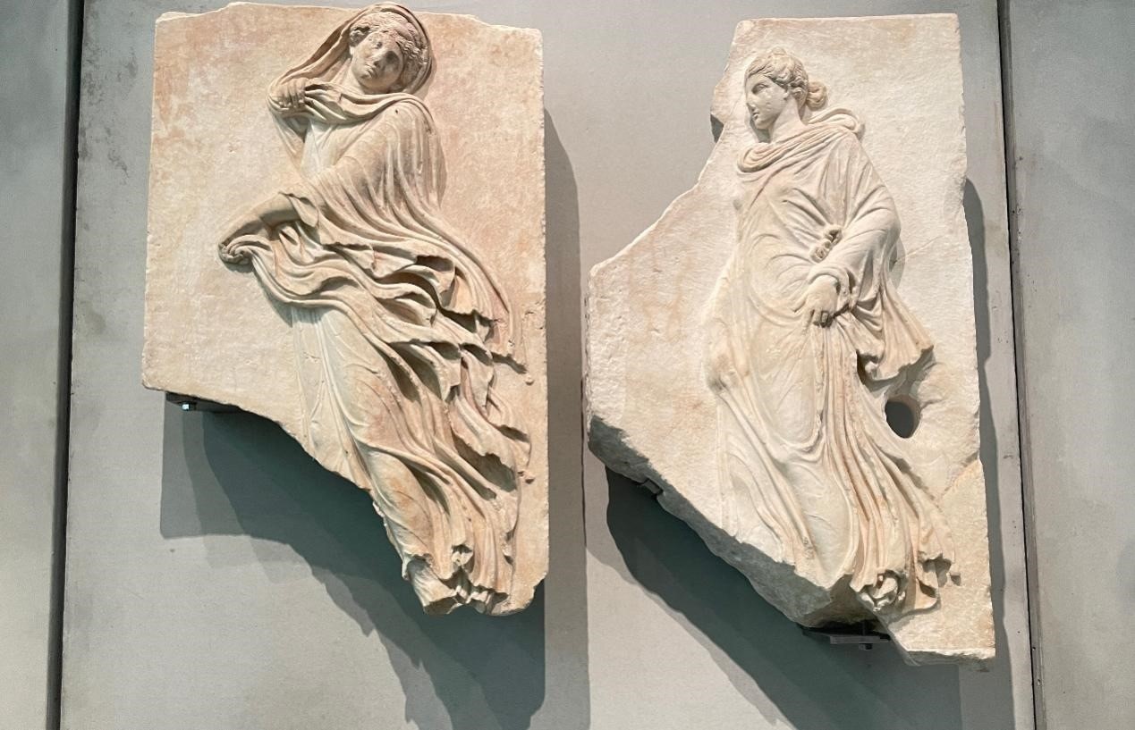 出自酒神劇場(chǎng)的浮雕，刻畫了舞者的形象。人民網(wǎng)記者 郭冠華攝