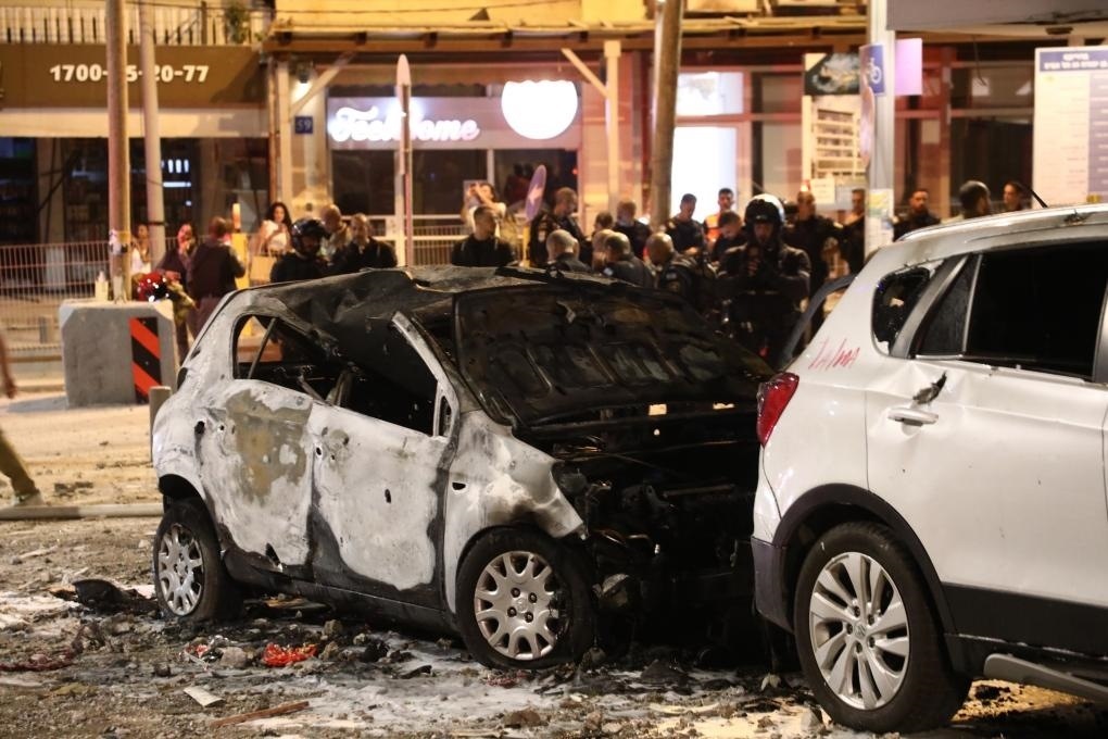 這是10月7日在以色列特拉維夫拍攝的遭火箭彈破壞的車輛。新華社發(fā)