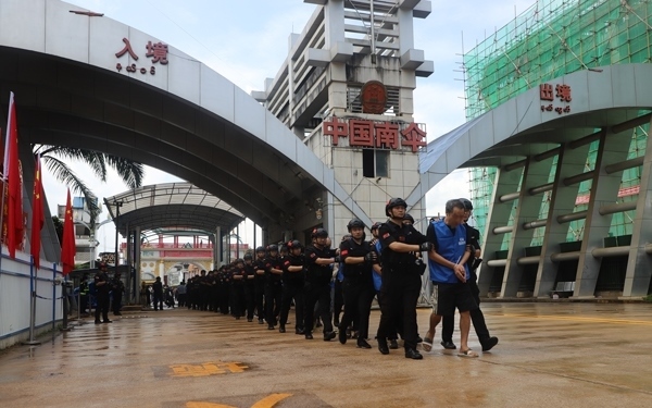 移交現(xiàn)場。公安部供圖