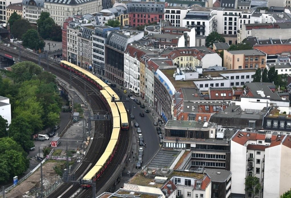 5月23日，列車在德國柏林市區(qū)行駛。新華社記者任鵬飛攝