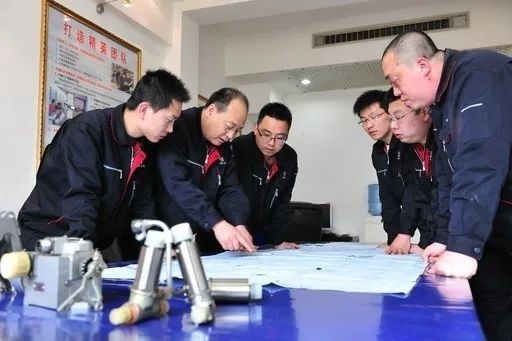 △李志強（左二）與班組成員在研究工作。