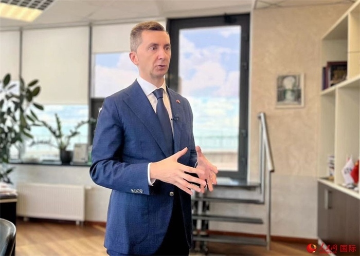 中白工業(yè)園開(kāi)發(fā)公司第一副總經(jīng)理基里爾·卡羅杰耶夫接受人民網(wǎng)記者采訪。人民網(wǎng)記者 朱虹攝