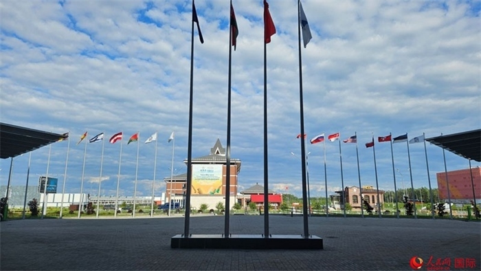 中白工業(yè)園內(nèi)，多國(guó)國(guó)旗飄揚(yáng)。園區(qū)已有來(lái)自16個(gè)國(guó)家和地區(qū)的企業(yè)入駐。人民網(wǎng)記者 朱虹攝