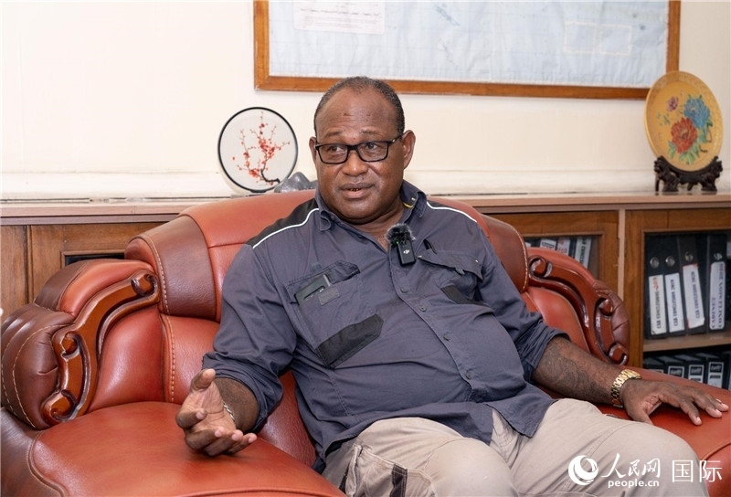 2023年9月13日，所羅門群島副總理兼基礎(chǔ)設(shè)施和發(fā)展部長梅納西·梅蘭加在首都霍尼亞拉接受人民網(wǎng)記者專訪。人民網(wǎng) 賀吉攝