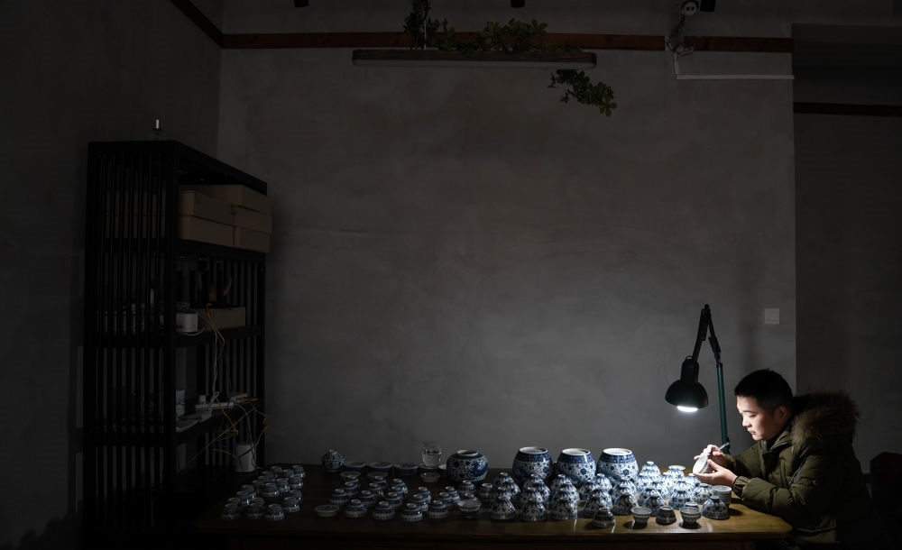 ↑ 2020年12月23日，手工陶瓷制作者在工作室檢測(cè)成品。