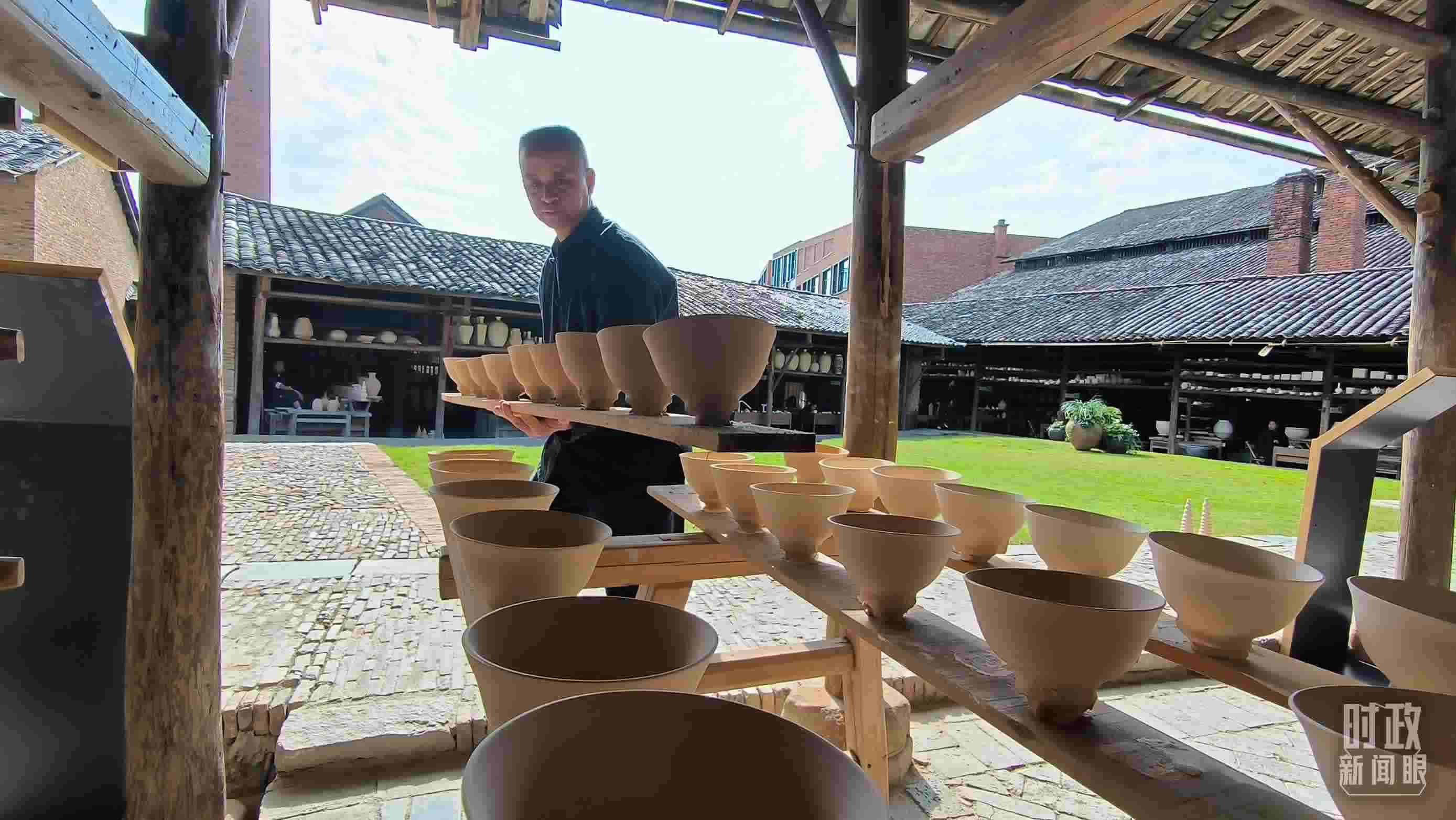 △匠人正在晾曬陶瓷制品。（總臺央視記者范凱拍攝）