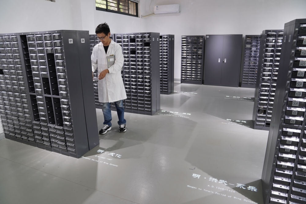 ↑工作人員在古陶瓷基因庫(kù)里工作（2023年5月16日攝）。