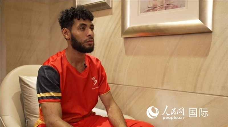 巴布亞新幾內(nèi)亞乒乓球國家隊隊員杰弗瑞·羅伊接受采訪。 人民網(wǎng) 彭昱凱攝