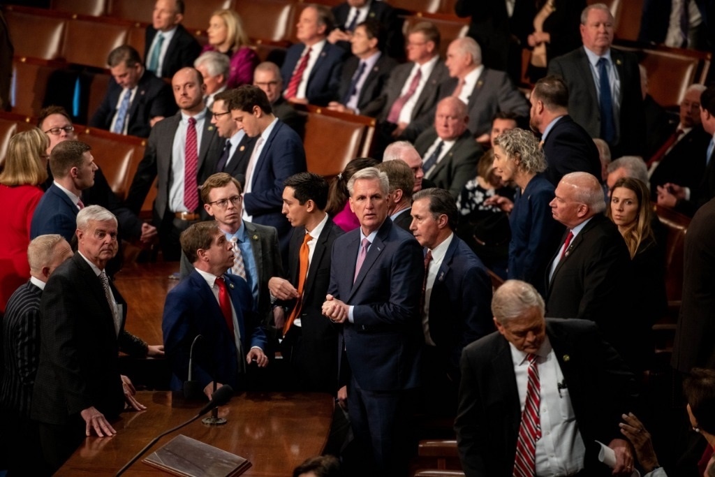 這是1月6日在美國華盛頓國會(huì)拍攝的凱文·麥卡錫（中）。新華社記者劉杰攝