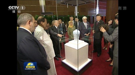 2019年5月15日，中外領(lǐng)導(dǎo)人共同參觀“大美亞細(xì)亞——亞洲文明展”。（視頻截圖）