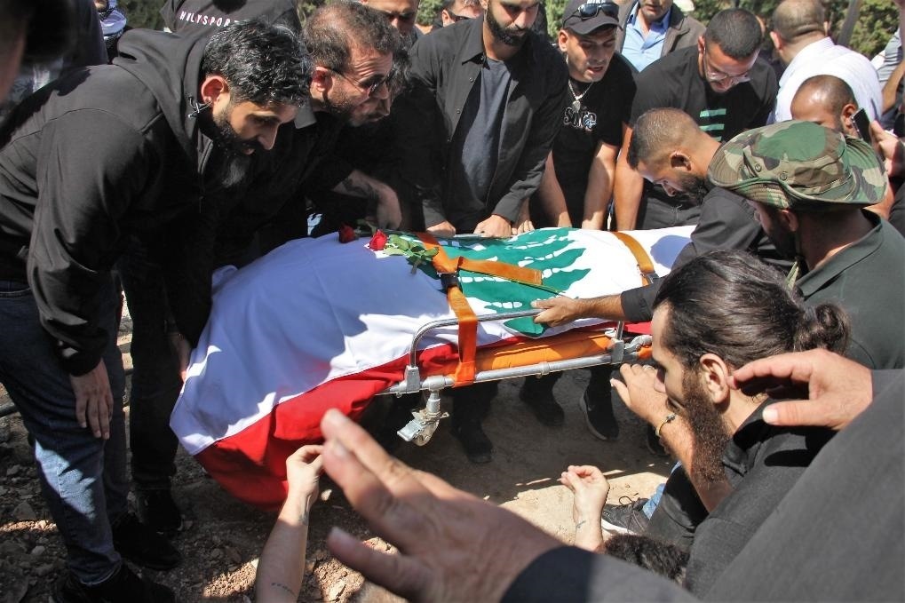 10月14日，黎巴嫩南部希亞姆鎮(zhèn)，黎巴嫩記者和民眾為在以色列轟炸中死亡的攝影記者伊薩姆·阿卜杜拉送葬。新華社發(fā)（塔希爾·阿布·哈姆丹攝）