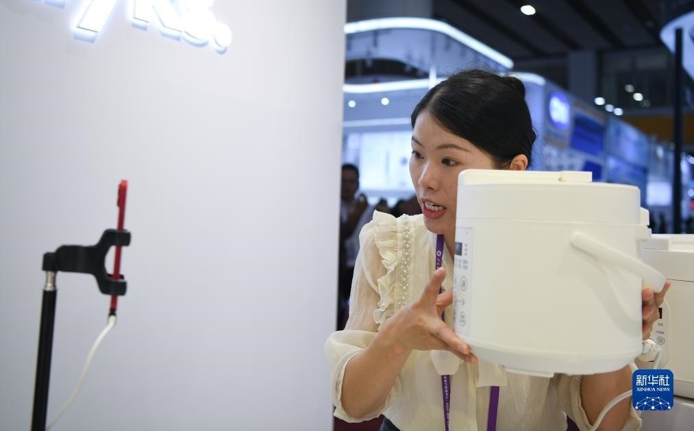 10月15日，參展的工作人員在展臺直播介紹家電產(chǎn)品。新華社記者 鄧華 攝