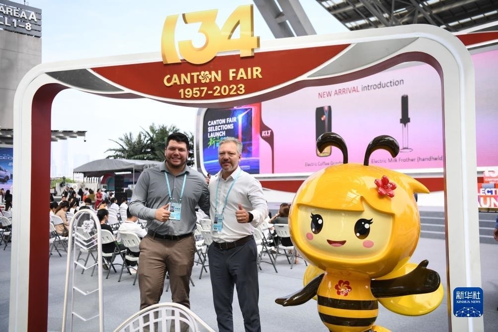 10月15日，來自巴西的采購商在廣交會上合影。新華社記者 鄧華 攝