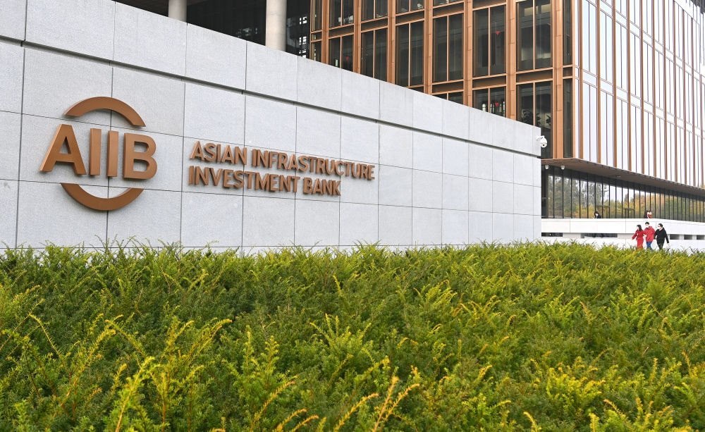 這是亞洲基礎(chǔ)設(shè)施投資銀行（亞投行）標(biāo)志（2021年10月25日攝）。新華社記者 李賀 攝