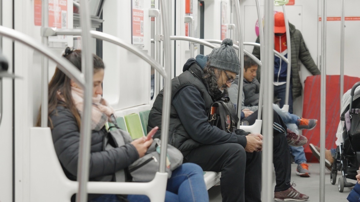 阿根廷布宜諾斯艾利斯市，乘客們乘坐A線地鐵從郊區(qū)前往市內(nèi)。人民網(wǎng)記者 張若涵攝