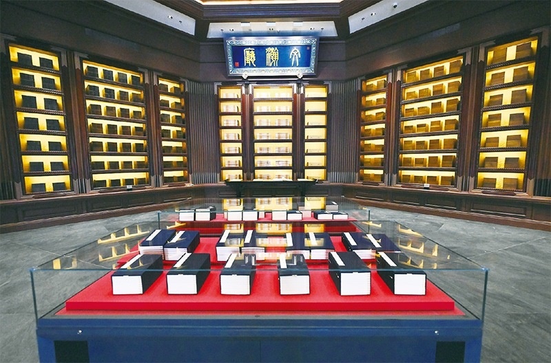 建設(shè)中國國家版本館，是以習(xí)近平同志為核心的黨中央作出的重大決策，是文明大國建設(shè)的基礎(chǔ)工程，是功在當(dāng)代、利在千秋的標(biāo)志性文化工程，充分體現(xiàn)了我們黨傳承發(fā)展中華文化的高度自覺、汲取歷史智慧更好走向未來的歷史主動(dòng)。圖為2023年5月拍攝的中國國家版本館中央總館文瀚廳。 新華社發(fā)