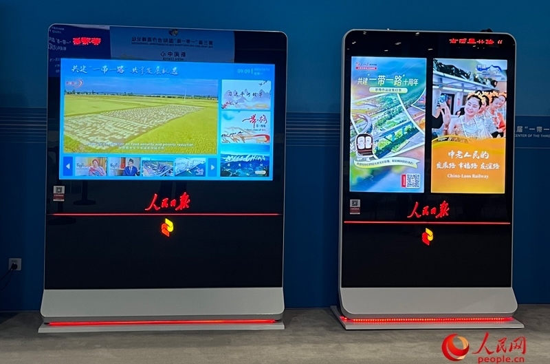 位于新聞中心的人民日報電子閱報欄。人民網(wǎng)記者 杜燕飛攝