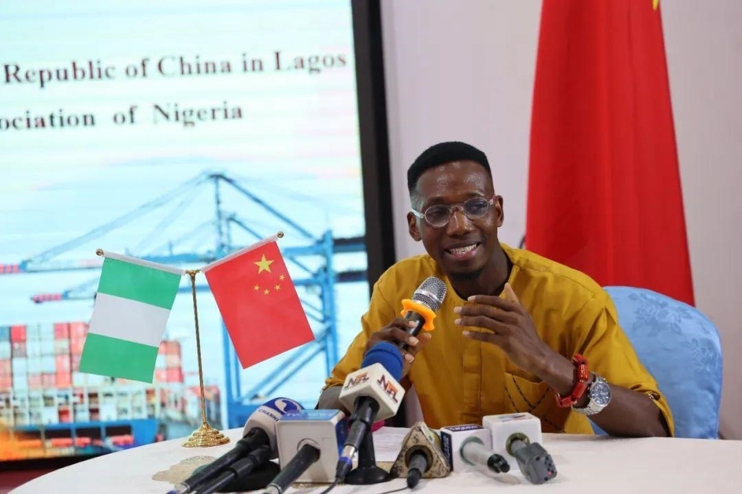 尼日利亞孔子學(xué)院留華同學(xué)會(huì)會(huì)長吳文仲分享經(jīng)驗(yàn)。駐拉各館總領(lǐng)館供圖