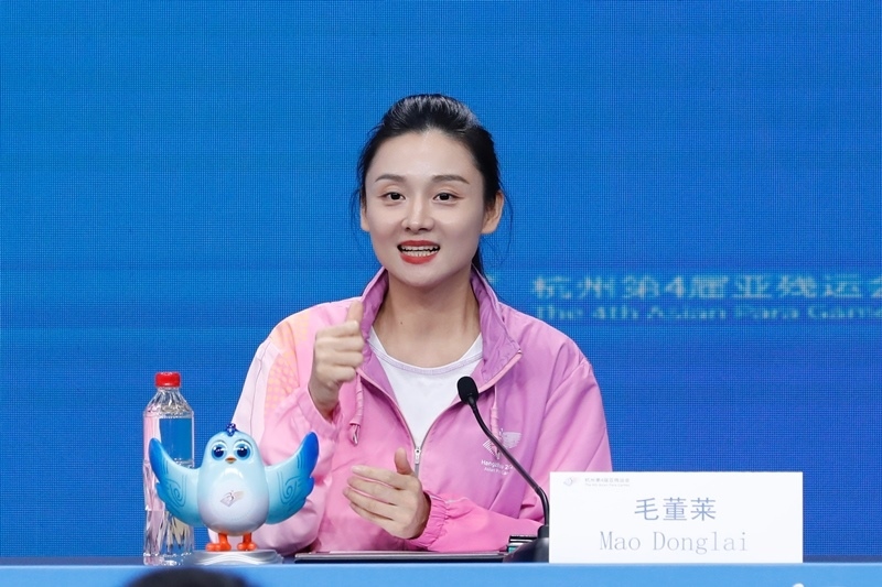 杭州市殘疾人綜合服務(wù)中心干事毛董萊介紹成為亞殘運(yùn)會(huì)火炬手的經(jīng)歷。杭州亞殘組委供圖