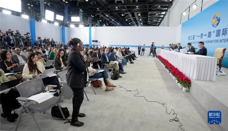 10月16日，第三屆“一帶一路”國(guó)際合作高峰論壇新聞中心在北京國(guó)家會(huì)議中心舉行首場(chǎng)吹風(fēng)會(huì)，邀請(qǐng)自然資源部國(guó)際合作司和相關(guān)單位負(fù)責(zé)人介紹有關(guān)情況，并回答記者提問(wèn)。新華社記者 王毓國(guó)攝