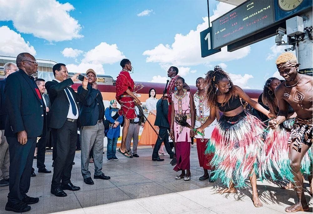 △2023年10月6日，多國(guó)駐肯使節(jié)在肯尼亞內(nèi)羅畢的蒙內(nèi)鐵路內(nèi)羅畢站觀看文藝演出。