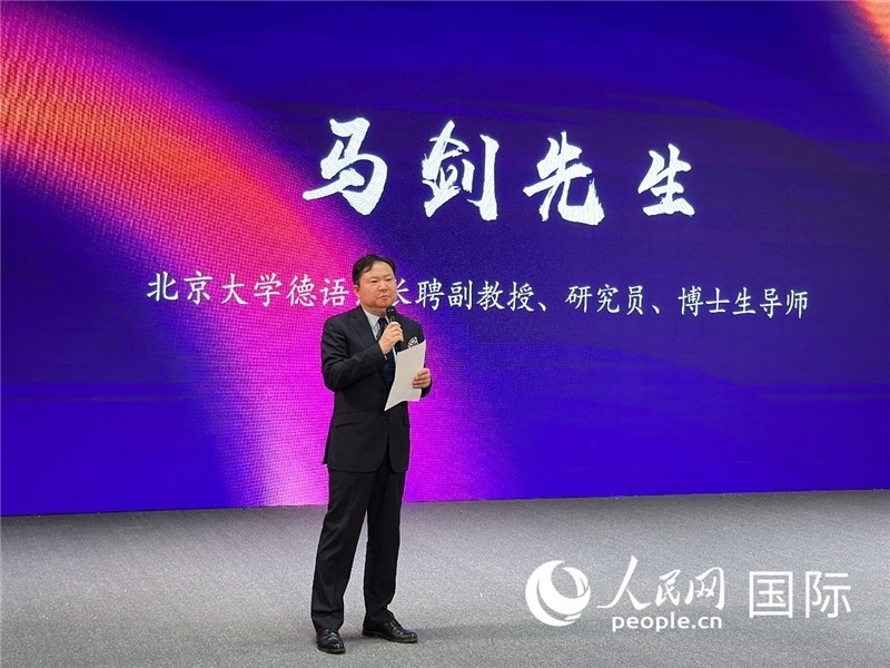 北京大學(xué)德語系長聘副教授馬劍點評學(xué)生表現(xiàn)。（攝影：張麗鷗）