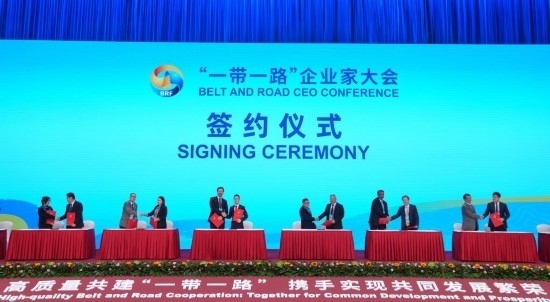 這是10月17日拍攝的簽約儀式現(xiàn)場(chǎng)。當(dāng)日，“一帶一路”企業(yè)家大會(huì)在北京召開。（新華社記者王毓國(guó)攝）