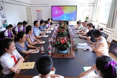 圖⑤：法治宣講結束后，重慶五中院組織召開座談會，聽取人大代表和朵力小學教師、家長代表對法院未成年人保護工作的意見建議。