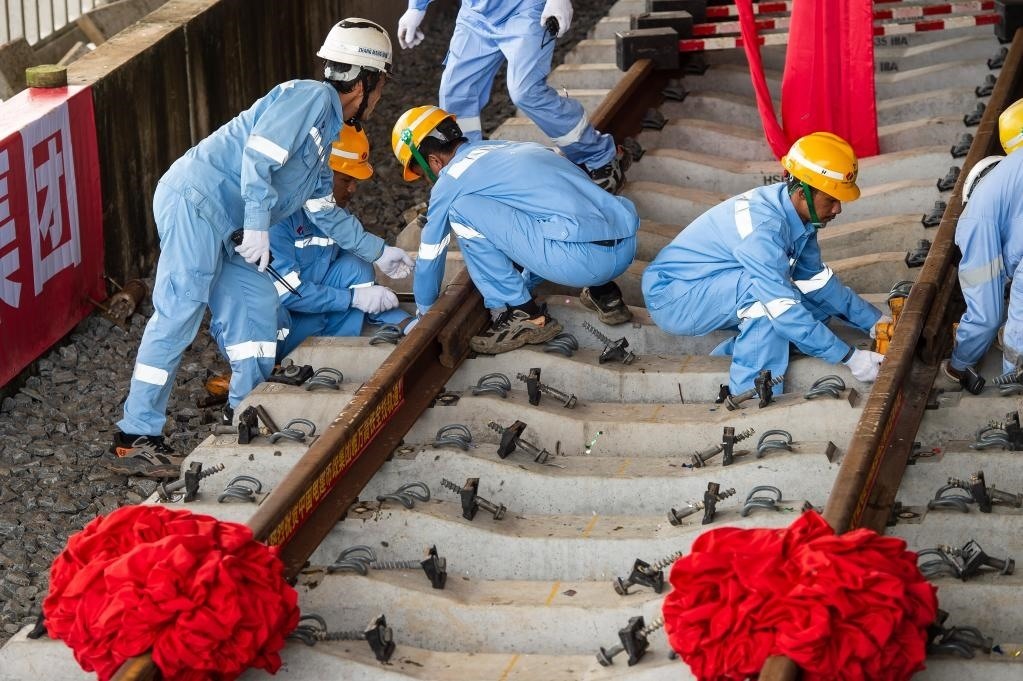 3月31日，在印度尼西亞雅加達雅萬高鐵哈利姆車站，工人鋪設雅萬高鐵全線最后一根鋼軌。