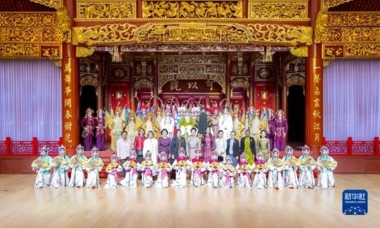  10月18日上午，國家主席習近平夫人彭麗媛邀請出席第三屆“一帶一路”國際合作高峰論壇的外方領(lǐng)導人夫人參觀中國工藝美術(shù)館（中國非物質(zhì)文化遺產(chǎn)館）。這是彭麗媛同外方領(lǐng)導人夫人與文藝演出演職人員合影。新華社記者 丁林 攝