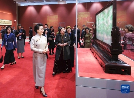 10月18日上午，國家主席習近平夫人彭麗媛邀請出席第三屆“一帶一路”國際合作高峰論壇的外方領(lǐng)導人夫人參觀中國工藝美術(shù)館（中國非物質(zhì)文化遺產(chǎn)館）。這是彭麗媛同外方領(lǐng)導人夫人參觀展品。新華社記者 丁林 攝