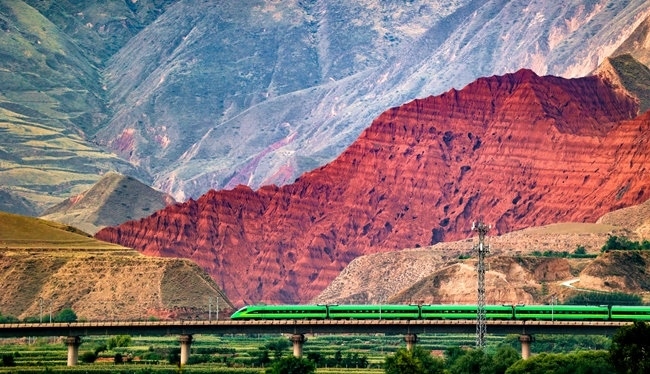 穿越丹霞地貌的火車(chē)。蘭州局集團(tuán)公司融媒體中心供圖