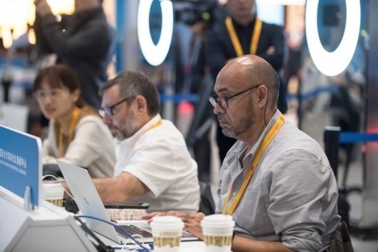 10月17日，記者在“一帶一路”國際合作高峰論壇新聞中心工作。新華社記者 張豪夫 攝