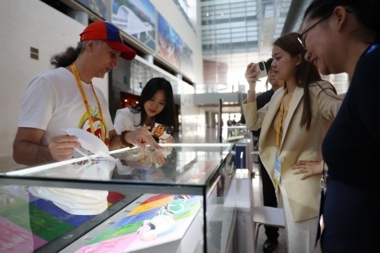 10月16日，參會記者在“一帶一路”國際合作高峰論壇新聞中心參觀展示的中國非物質(zhì)文化遺產(chǎn)展品。新華社記者 陳斌 攝