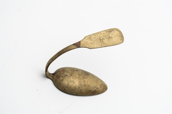 鏨刻“來遠(yuǎn)”的湯勺。國家文物局供圖