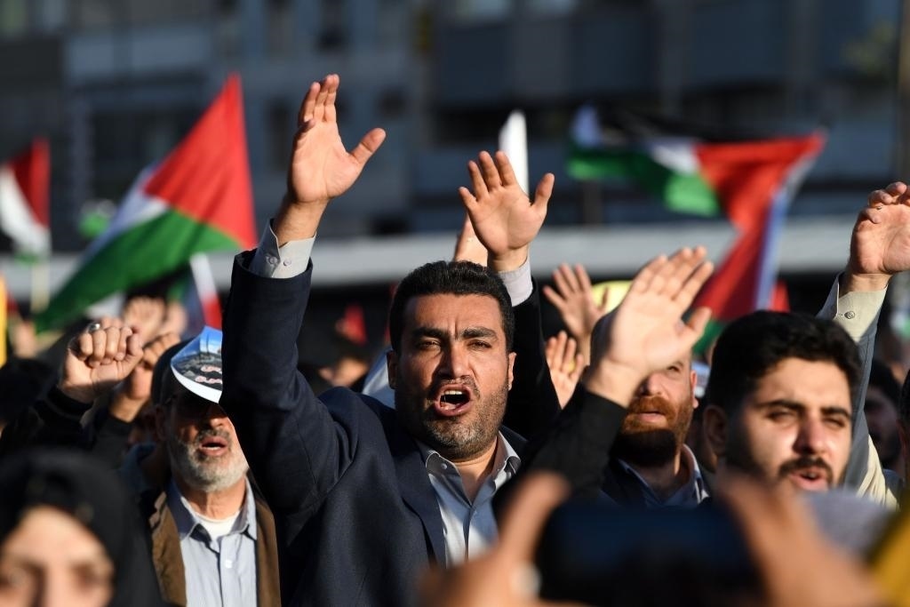 10月18日，人們在伊朗德黑蘭舉行集會(huì)。當(dāng)日，突尼斯、土耳其、伊朗等多國民眾舉行集會(huì)，表達(dá)對巴勒斯坦人民的支持，并譴責(zé)針對加沙城醫(yī)院的襲擊。新華社記者 沙達(dá)提 攝