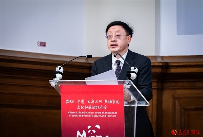 四川省文化和旅游廳廳長戴允康作文化旅游推介。人民網(wǎng) 郭錦標攝